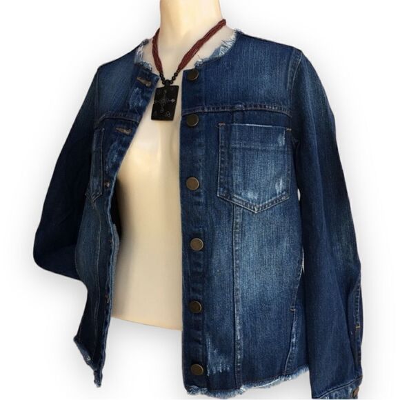 WhoWhatWear Raw Hem Fray Edge Distressed Denim Jacket - Picture 3 of 9